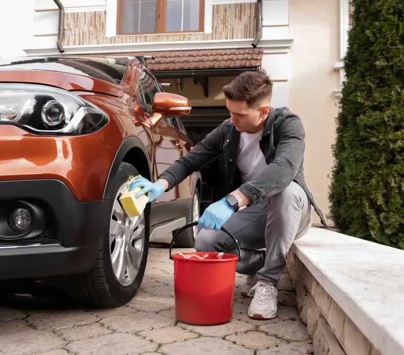 Lavage auto à domicile Saint-Pierre-Roche : professionnel intervenant sur un véhicule